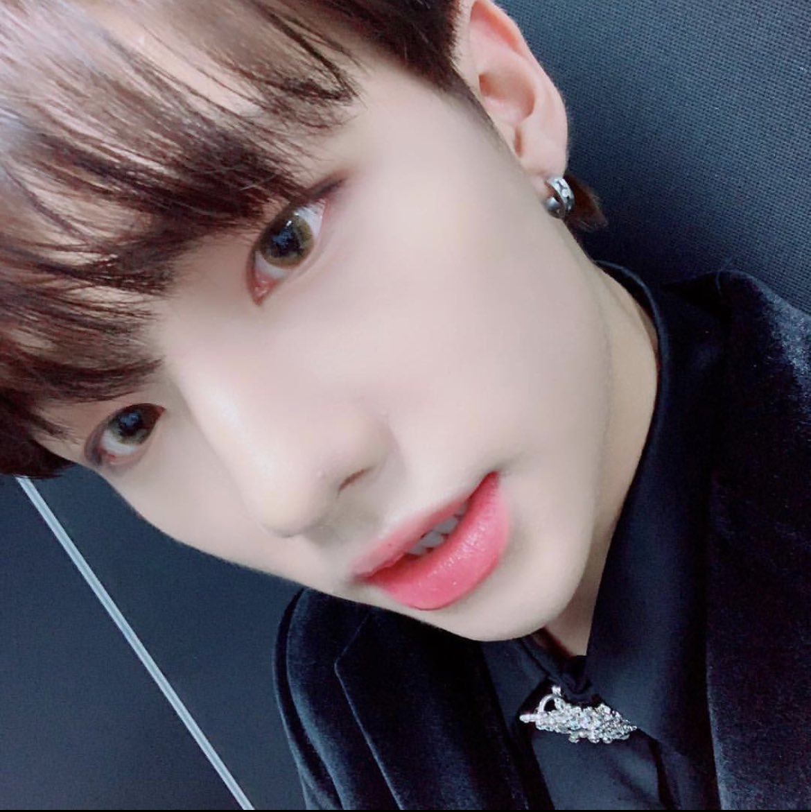 hyunjin’s selcas and photos throughout the years on IG. a veryyyyy long thread: