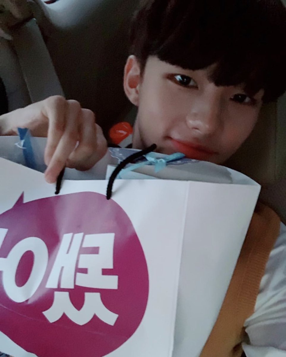 hyunjin’s selcas and photos throughout the years on IG. a veryyyyy long thread: