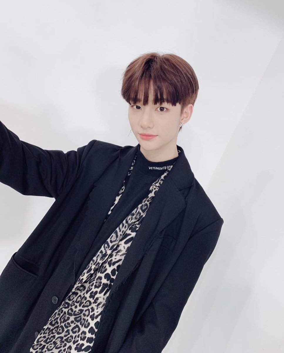 hyunjin’s selcas and photos throughout the years on IG. a veryyyyy long thread: