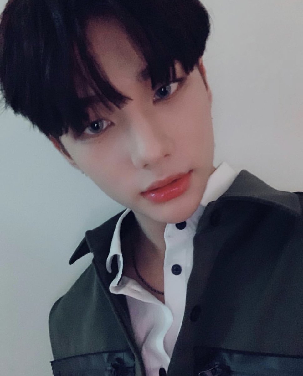 hyunjin’s selcas and photos throughout the years on IG. a veryyyyy long thread: