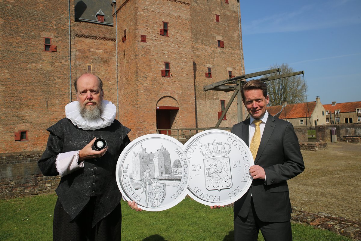 Vandaag overhandigde Hugo de Groot officieel de Zilveren Dukaat van Loevestein aan directeur Ed Dumrese! Reserveer nog snel een tijdslot voor morgen via museum.nl/sneltestpilot. Wil je de munt kopen? Dat kan! Ga dan naar de website van <a href="/royaldutchmint/">Royal Dutch Mint</a> via knm.nl/kasteelloevest….