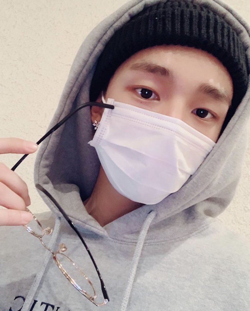 hyunjin’s selcas and photos throughout the years on IG. a veryyyyy long thread: