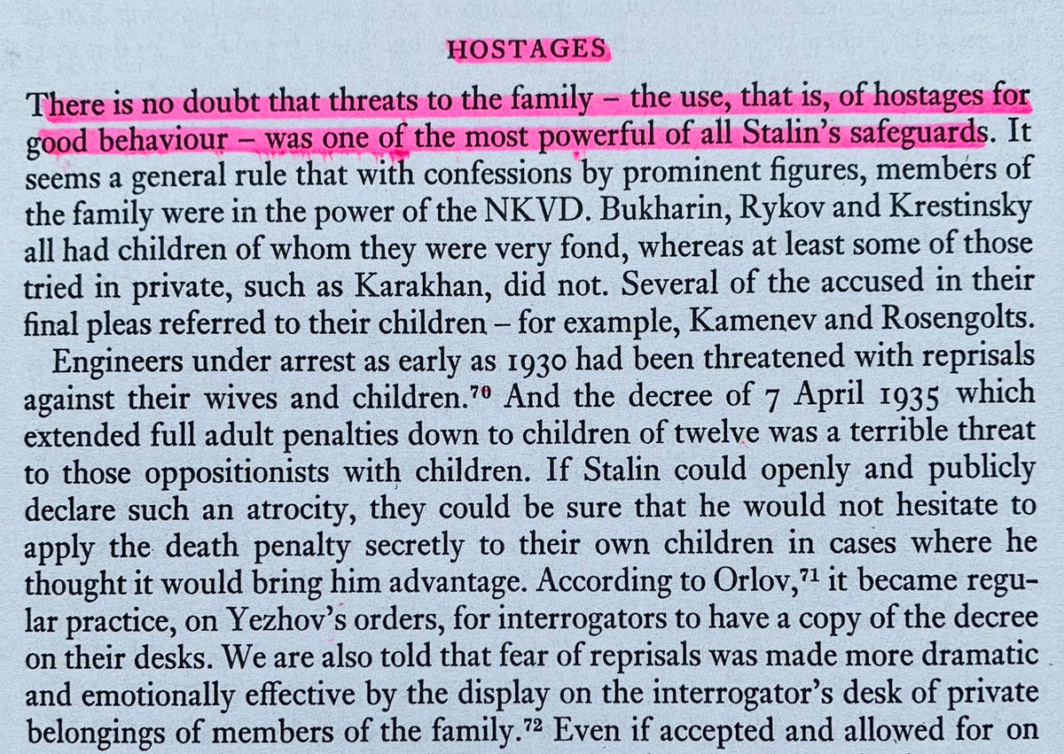 Så fort Röda armén tar kontroll över Budapest 1945 grips Raoul W och förs till Moskva. Allt enligt Stalins order.Hålls Raoul W nu fängslad för att säkra den svenska miljardkrediten? Stalin är ju en vän av kidnappningar, och en inlåst släkting har löst många av Stalins problem.