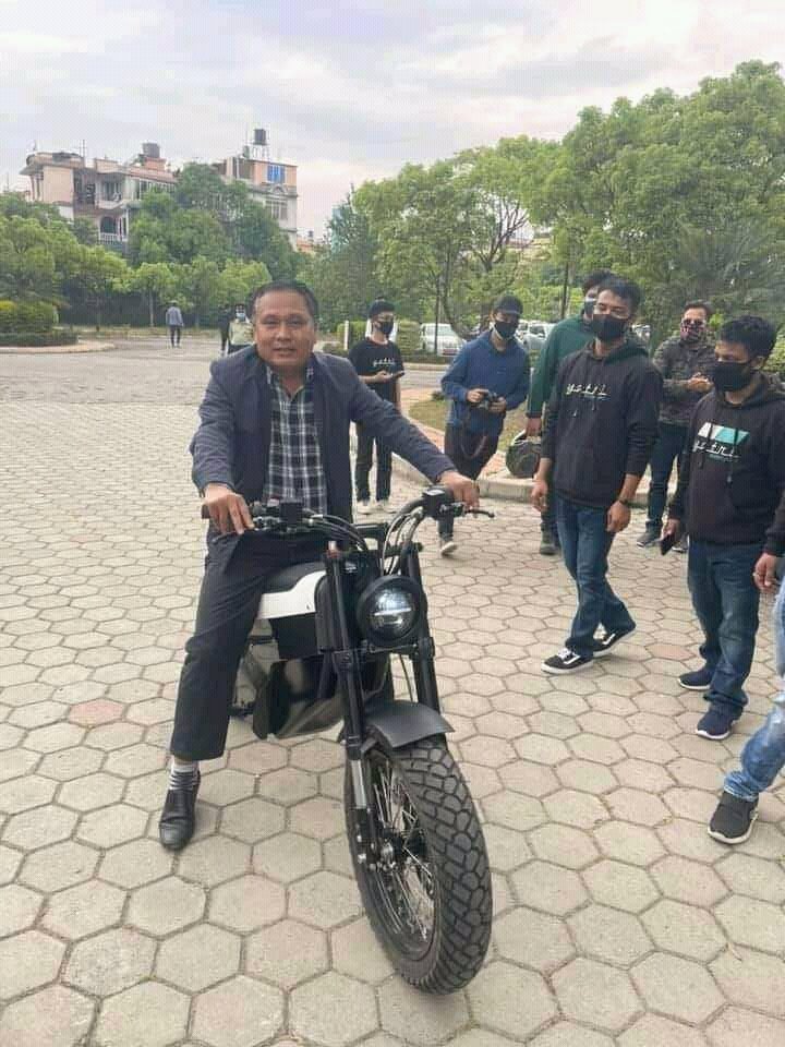नेपाल मा बनेको पहिलो इलेक्टि्रकल मोटरसाइकल #यात्री को टेस्ट गरेको छु । 

यो मोटरसाइकल ३ घन्टामा  फुलचार्ज हुने र 120 KM कुद्ने छ । 

अहिलेसम्म यो मोटोसाइकल को २ वटा मात्रै मोडल रहेको छ ।