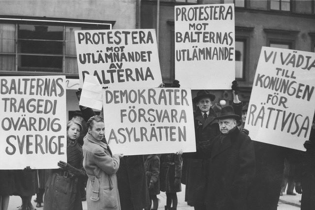 Den svenska allmänheten delar inte regeringens syn på Sovjet. Åsiktsskillnaden vidgas ytterligare när Sveriges regering - trots folkets protester – i början på 1946 utlämnar cirka 150 balter till Sovjet. Vår ökända baltutlämning. Statminister Hansson och Undén får ta emot hot.