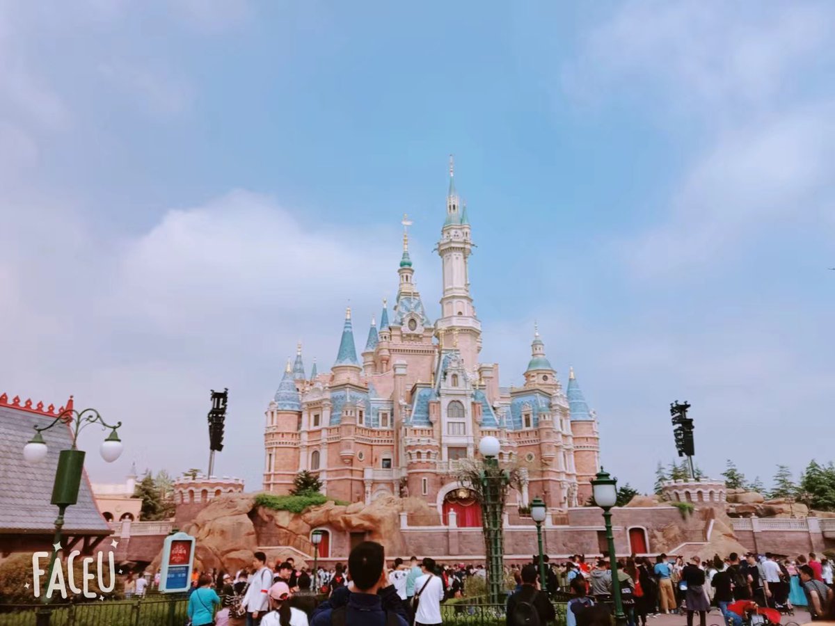 Michi Kimura 2年前上海ディズニーに行く時の写真です コロナの影響で今年も一時帰国出来なさそうです 久しぶりに中国の実家に帰りたい ディズニーランド ディズニー好きな人と繋がりたい 上海ディズニー ロリィタ ロリータさんと繋がりたい