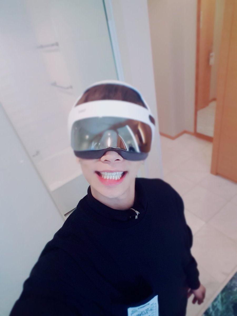 170422 Jonghyun's twitter update #1 Head massager is the best !Refreshing !!