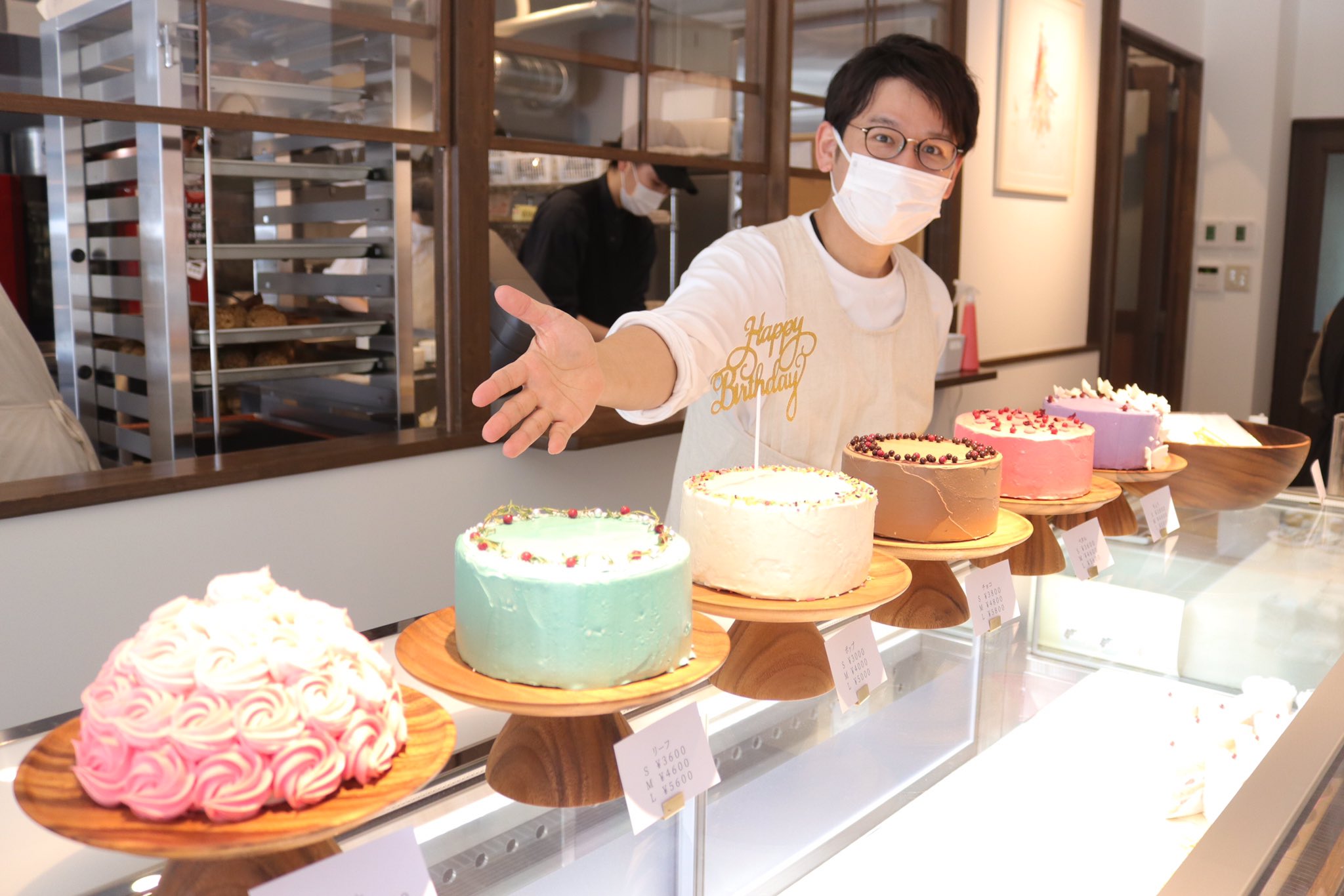 東海愛知新聞 記者 岡崎市材木町にあす23日 洋菓子屋life がオープンします 店内では6種類あるシュークリームや 華やかなホールケーキなどが販売されます 近藤真仁代表は 特別な日や自分へので褒美などにお菓子を取り入れてほしい と思いを語ってい