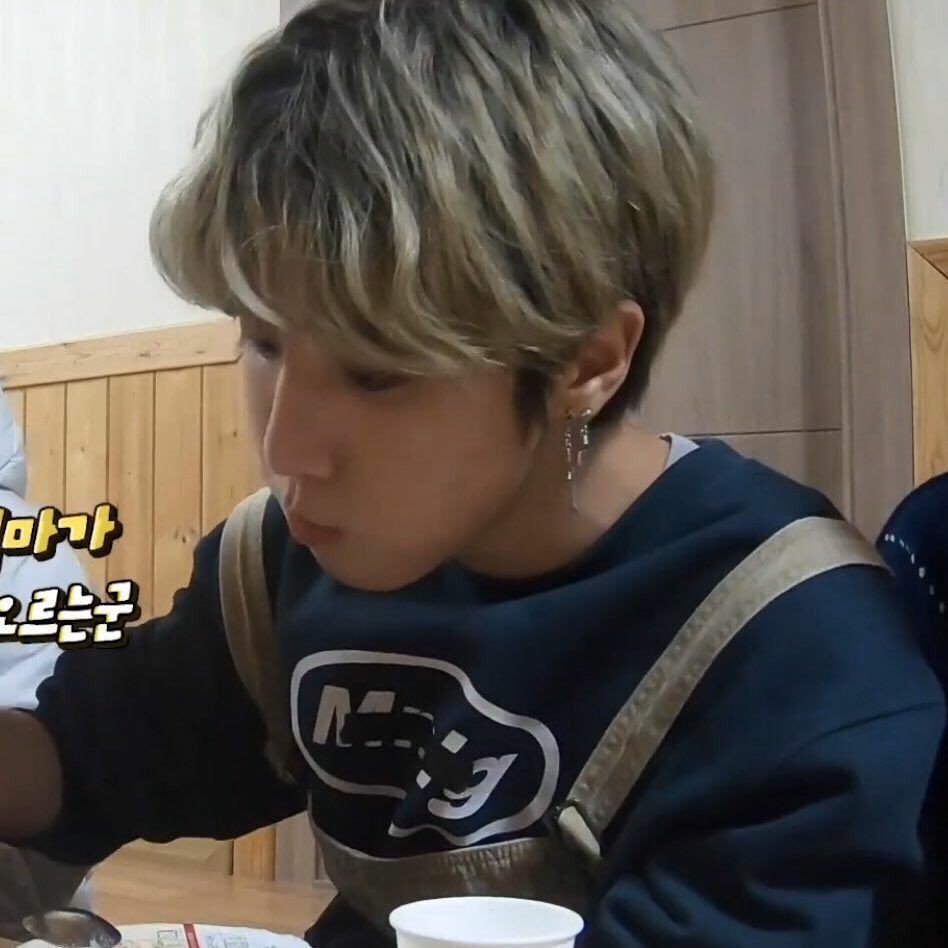 han jisung being tiny ; a thread