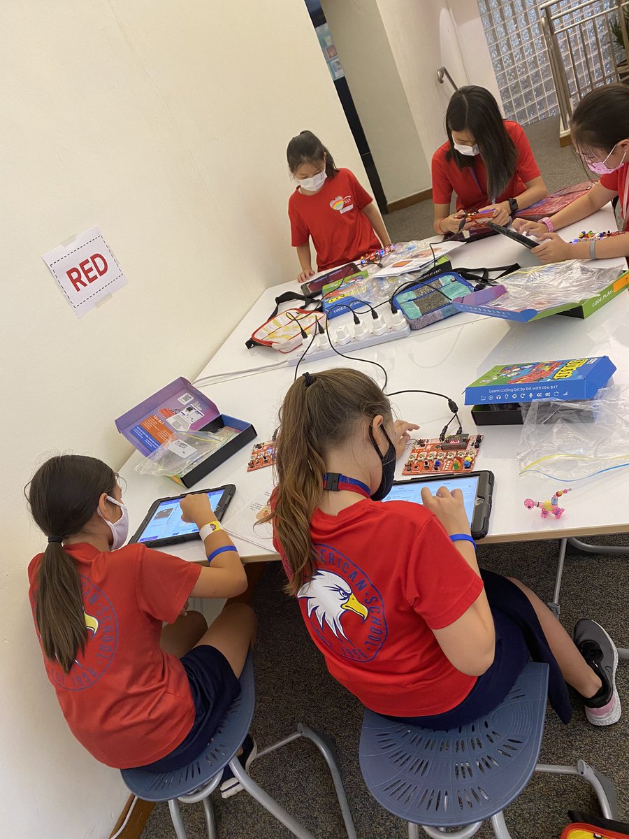 Coding with Mr Lee <a href="/davidleeedtech/">David Lee EdTech</a> - always a hit with students - “It’s amazing how much technology is kept in such a tiny thing.”
Grade 4 Student #Coding #edtech #microbit