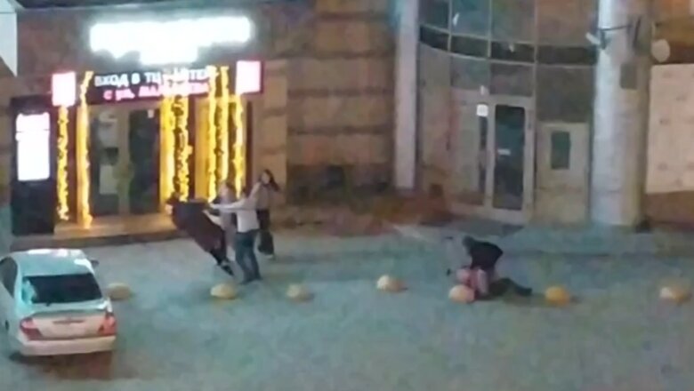 Мужик нападал на прохожих. Избивающие людей в Екатеринбурге. В Екатеринбурге толпа парней избила прохожего.