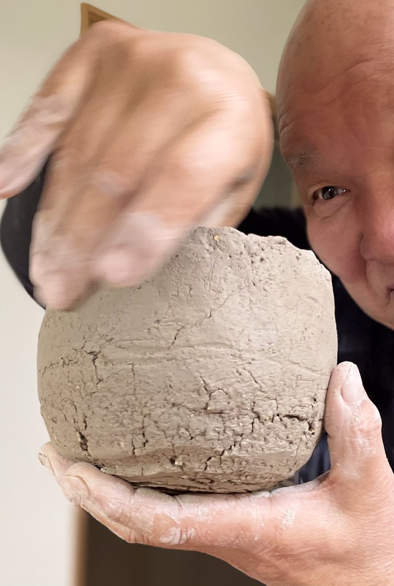 篠原 勝之 原稿に向かう筈だったが 土くれの傍を通ったら茶盌に向かってしまった 混ぜ込んだ蛙目土がちょっぴり多かったか このままのひび割れを生かして素焼きだ 上手くいけ オレの伊賀茶盌 オレの方が烈しく変わったが流れるままに