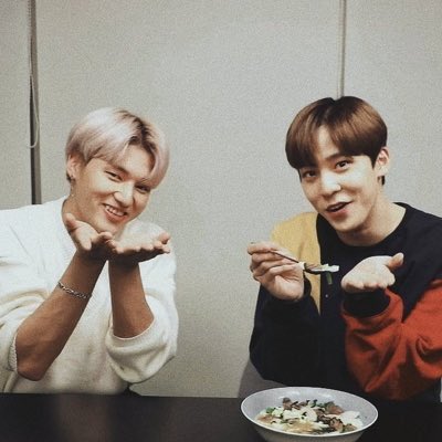 besties and their food uwu