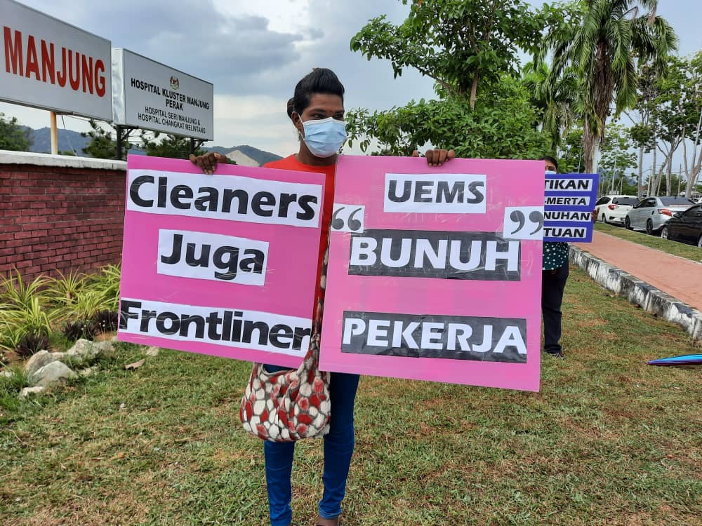1/  @KesatuanPSHK are protesting now at Hospital Seri Manjung. They demand that UEMS Edgenta stop the harassment and abuse of Tharani, a hospital cleaner at Seri Manjung. More details below (CW: suicide, transphobia).  #CleanerJugaFrontliner  #CampurLGBT