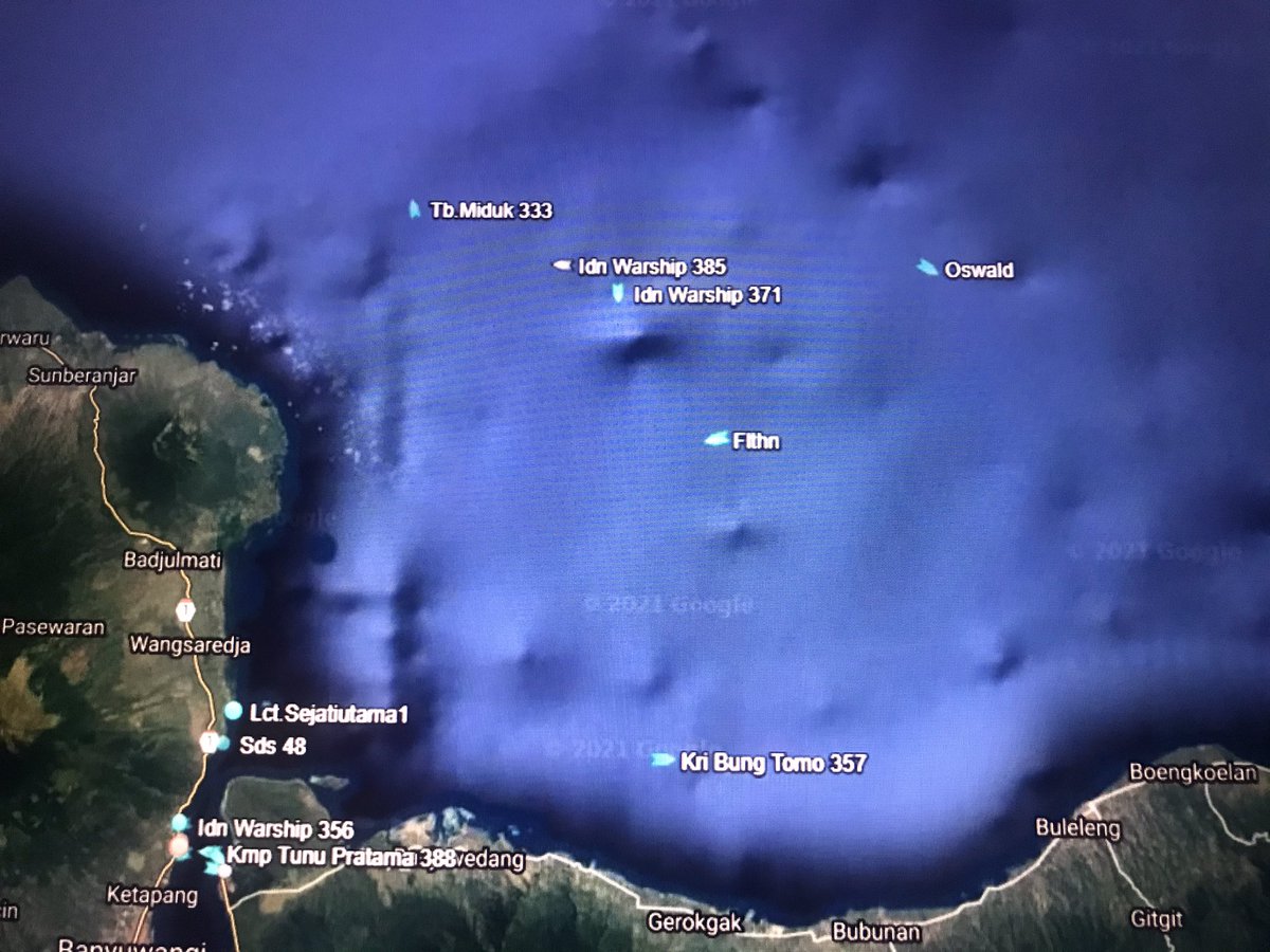 El último contacto radial fue a 16Nm al NNE de la costa de Java y a 51Nm SO de la isla de Bali, al sur de Indonesia. Podrían estar afectados a la búsqueda al menos 6 buques militares visibles con AIS encendidos en  @MarineTraffic