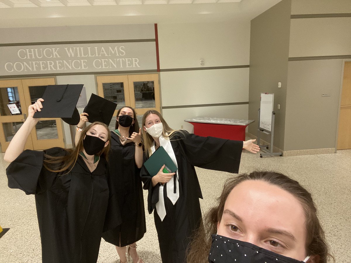 mnk6313's tweet photo. today my best friends graduated🥺 https://t.co/NsARKDZgm6