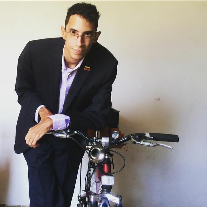 #22Abril Hoy recibimos un duro golpe. Se nos ha ido un joven que era hoy ese futuro que queremos para Venezuela: Formacion, vocación, valores y principios
Jesús "Yisus" Guevara, mi amigo tus banderas aquí las seguiremos izando, tu llévalas donde el tiempo no existe #JesusGuevara