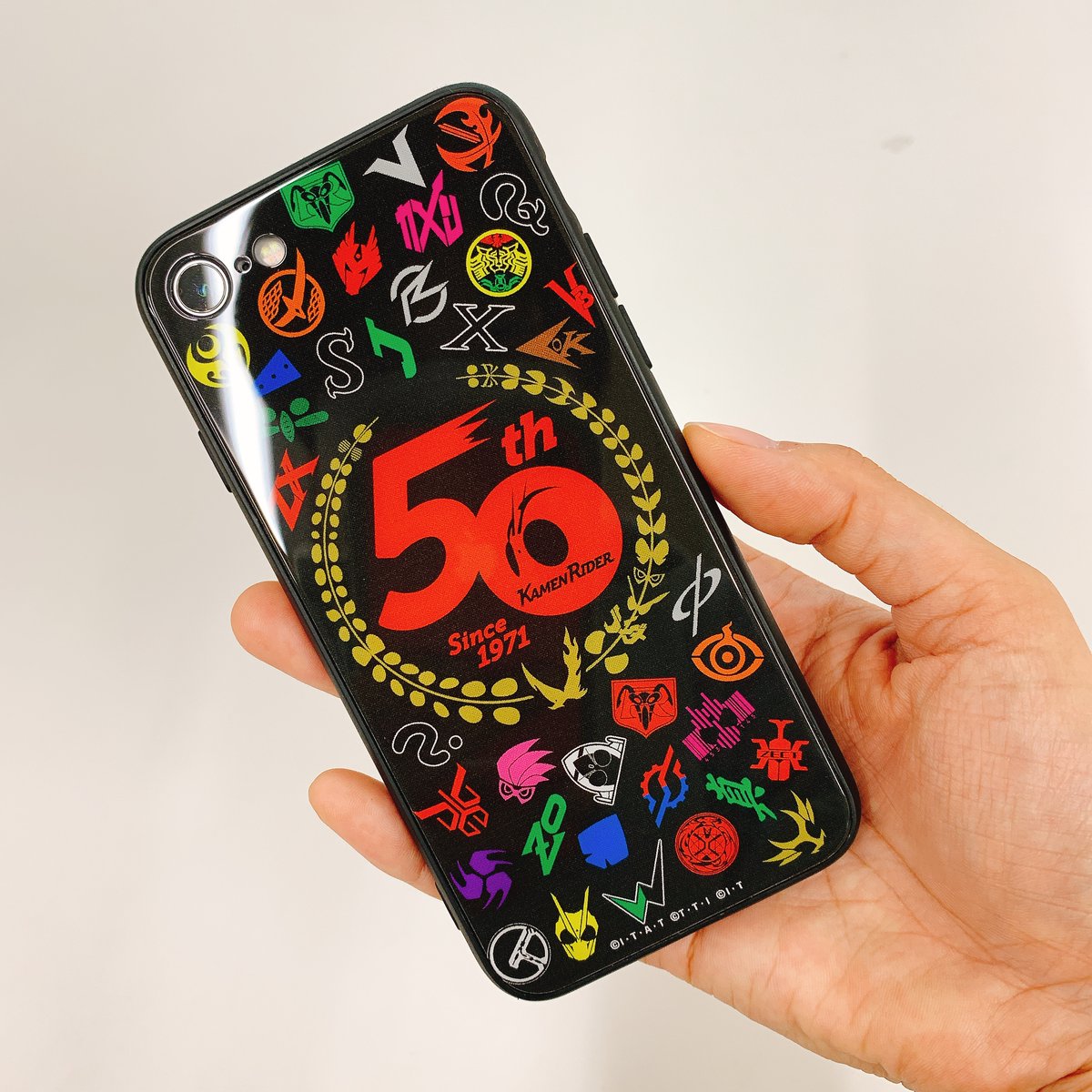 仮面ライダーストア 仮面ライダーストア 新商品情報 仮面ライダー生誕50周年記念 ロゴグッズに新作登場 Iphoneケースとモバイルバッテリーが4 29 木 に発売 カラフルな仮面ライダークレストを総柄のように配置したデザインが可愛いですよね 仮面ライダーストア 仮面ライダーストア 新商品情報 仮面ライダー生誕50周年記念 ロゴグッズに新作登場 Iphoneケースとモバイルバッテリーが4 29 木 に発売 カラフルな仮面ライダークレストを総柄のように配置したデザインが可愛いですよね