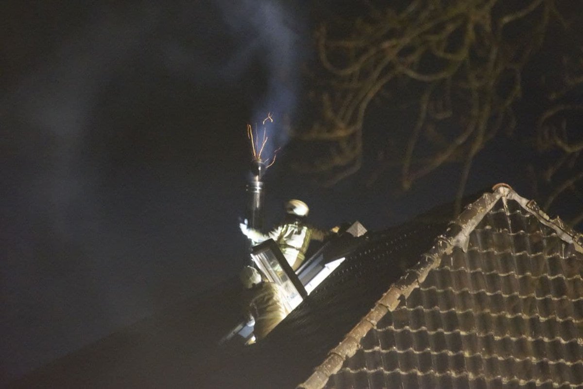 Brandweer rukt uit voor een schoorsteenbrand in Leutingewolde. #InfoLeek.