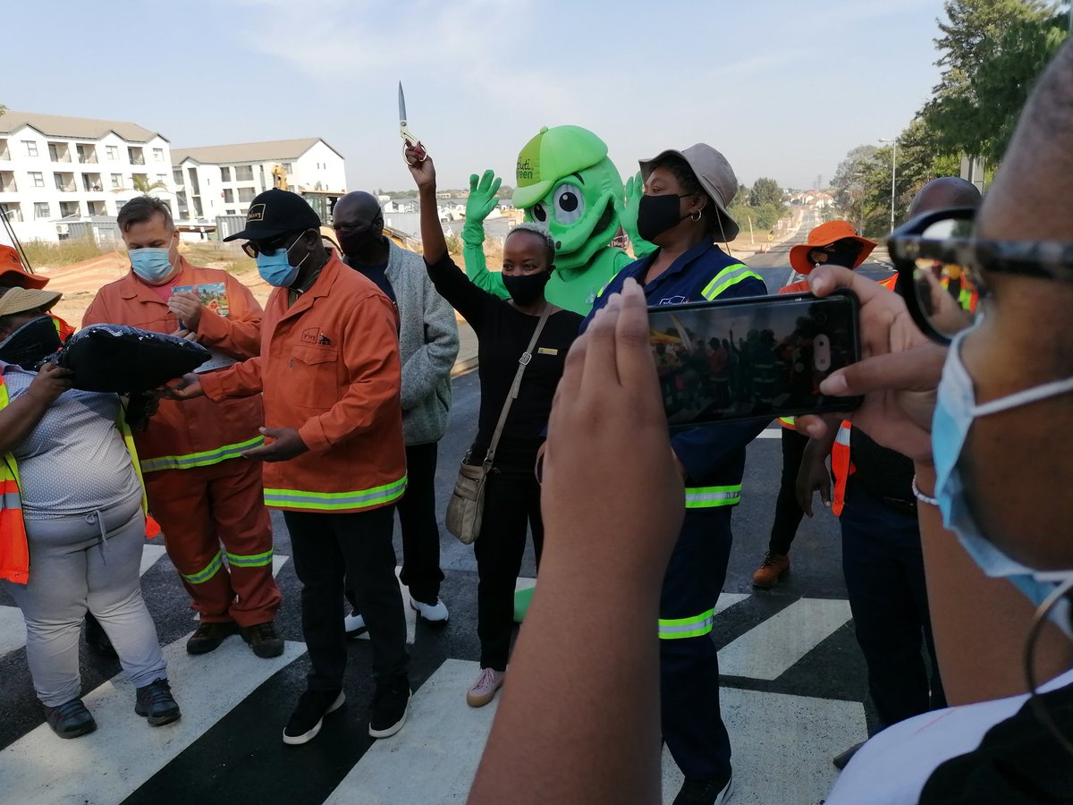NHMakhuba's tweet photo. @GeoffMakhubo. We have officially opened 9th Road in Noordwyk, Midrand - Region A. @CityofJoburgZA @MyJRA
#JoburgServices #JoburgRoadSafety #TransportingJoburg #MobilityMadeEasy https://t.co/KL1zzHXAbJ