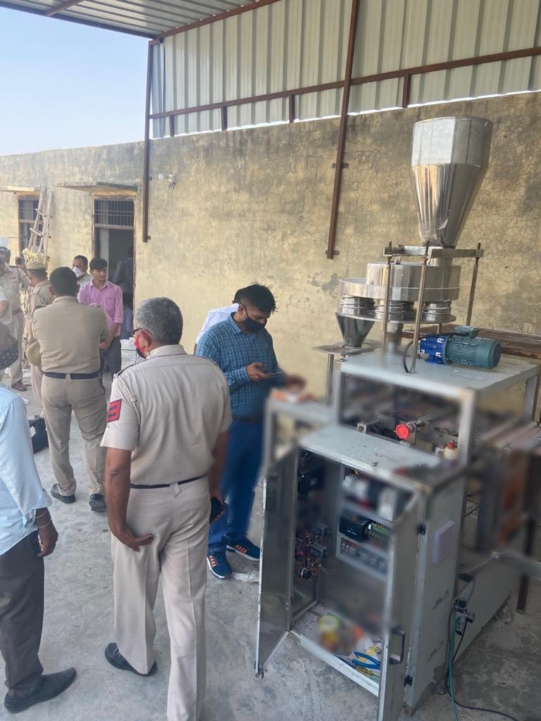 GREVESGROUP's tweet image. GREVESGROUP, carried out two successfully enforcement actions along with the police team on multiple entities who were engaged in manufacturing and wholesale supply of counterfeit salt of a popular brand in Palwal,Haryana. #duplicacy #ip #law #enforcement #counterfeit #lawyers