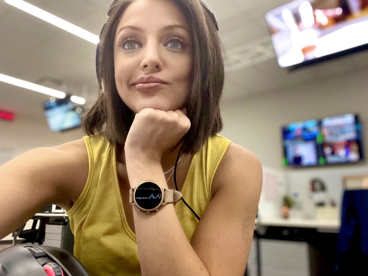 NatassiaPaloma's tweet image. Me debating on whether I should stay up late and keep editing my special report or go to bed and wake up early to edit. 😅 #journalistproblems