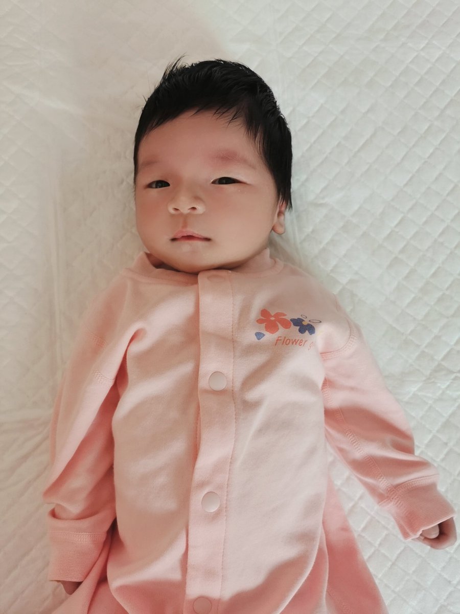 sampson_HPet's tweet image. 黄疸降下来了，体重持续增长中，爸比get了新技能飞机抱，哈哈，将来带你去看小腾腾哦