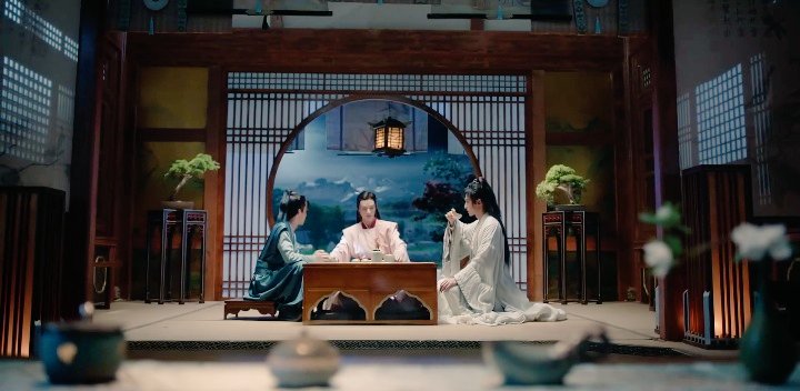  #WordOfHonor Ever since I read the director's interview about how they purposely avoided straight edges and lines, and instead tried to bring in circles and roundness to their framing of the drama I have been a person obsessed. And it is really interesting that scenes (1/)