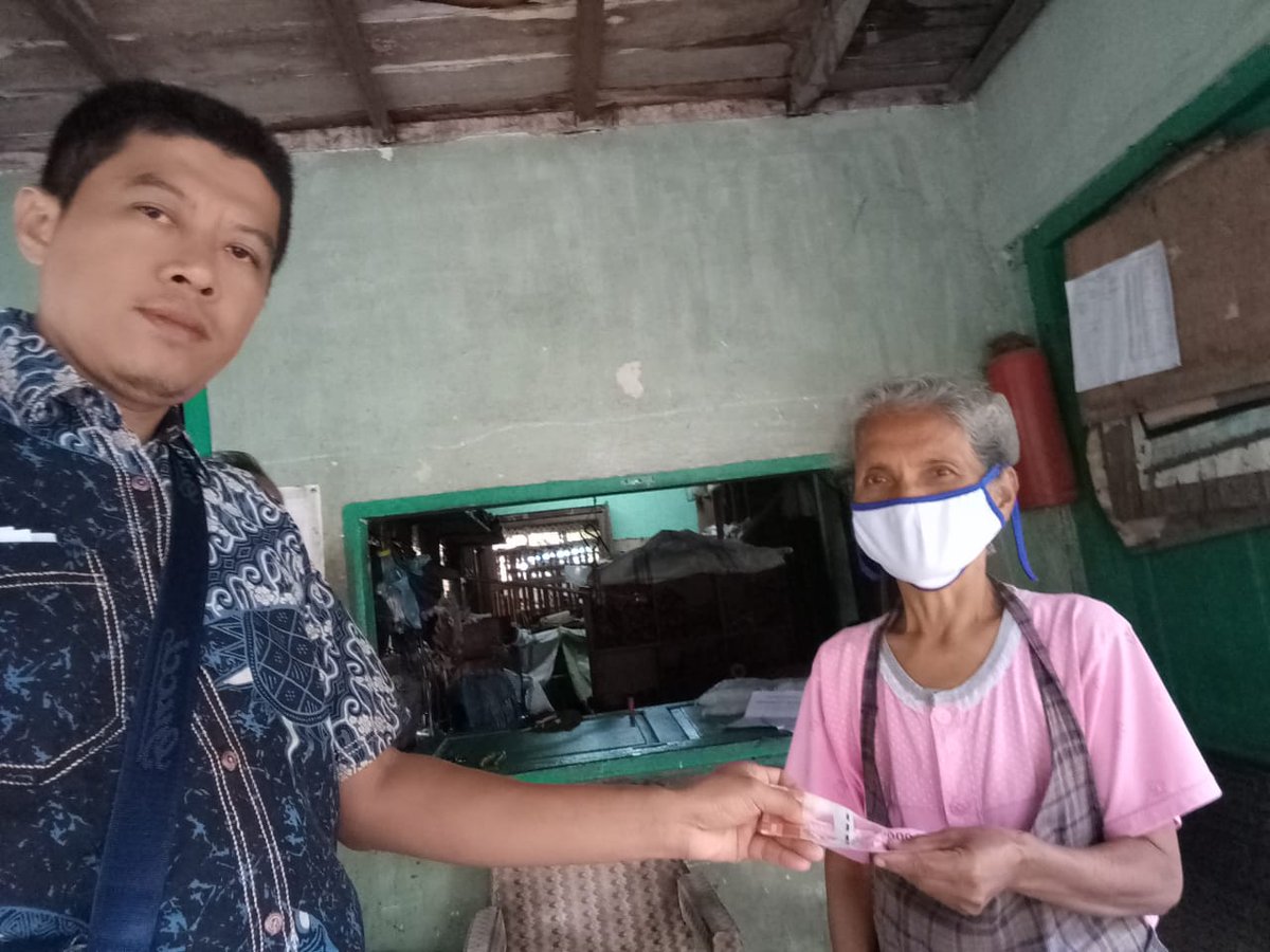 FionaBune's tweet photo. Penyaluran BLT DD bulan ke IV desa Silungkang Tigo tahun 2021 kepada KPM BLT DD
#DanaDesa 
#BLTDD
#kemendesaPDTT 
@halimiskandarnu 
@jokowi 
@tppkemendes 
@TSawahlunto 
@wendriadi 
@85Amris 
@DasrilNovrianto https://t.co/2O8GhplS8K