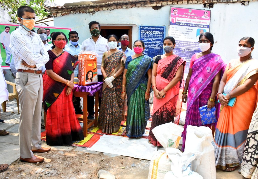 Collector_RSL's tweet photo. రాష్ట్ర ప్రభుత్వ ఆదేశాల మేరకు సిరిసిల్ల పటణంలోని విద్యా నగర్ లో ప్రైవేటు పాఠశాలల ఉపాధ్యాయులకు 25 కేజీల బియ్యం పంపిణీ కార్యక్రమాన్ని @ChairpersonZp, @Chairperson_MCS  గార్లు, సంబంధిత ప్రజాప్రతినిధులు, అధికారులతో కలిసి ప్రారంభిస్తున్న దృశ్యం

@KTRTRS @TelanganaCMO @IPRTelangana https://t.co/XODIua7ET2