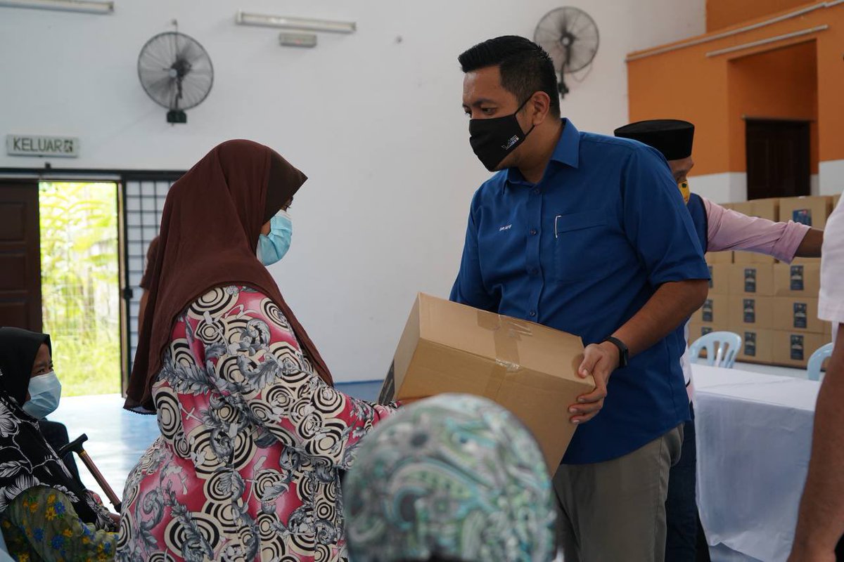 afifbahardin's tweet photo. Semalam, saya bersama pasukan Perikatan Nasional Parlimen Shah Alam telah menyantuni warga penduduk orang asal untuk menyampaikan sumbangan Infa’ Ramadhan di Bukit Bandaraya, Shah Alam.

#majubersama https://t.co/lIljmrwlke