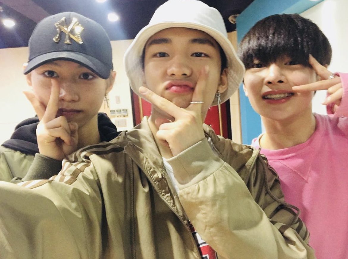 hyunjin’s selcas and photos throughout the years on IG. a veryyyyy long thread:
