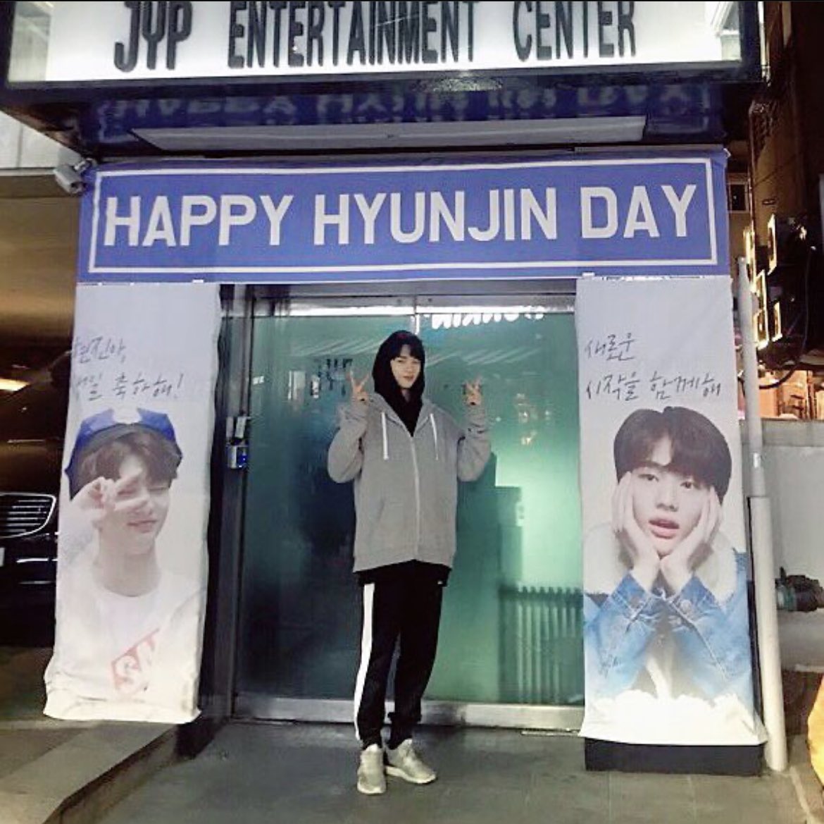 hyunjin’s selcas and photos throughout the years on IG. a veryyyyy long thread: