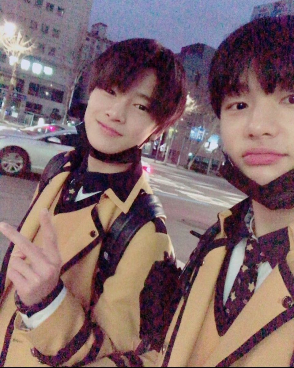hyunjin’s selcas and photos throughout the years on IG. a veryyyyy long thread: