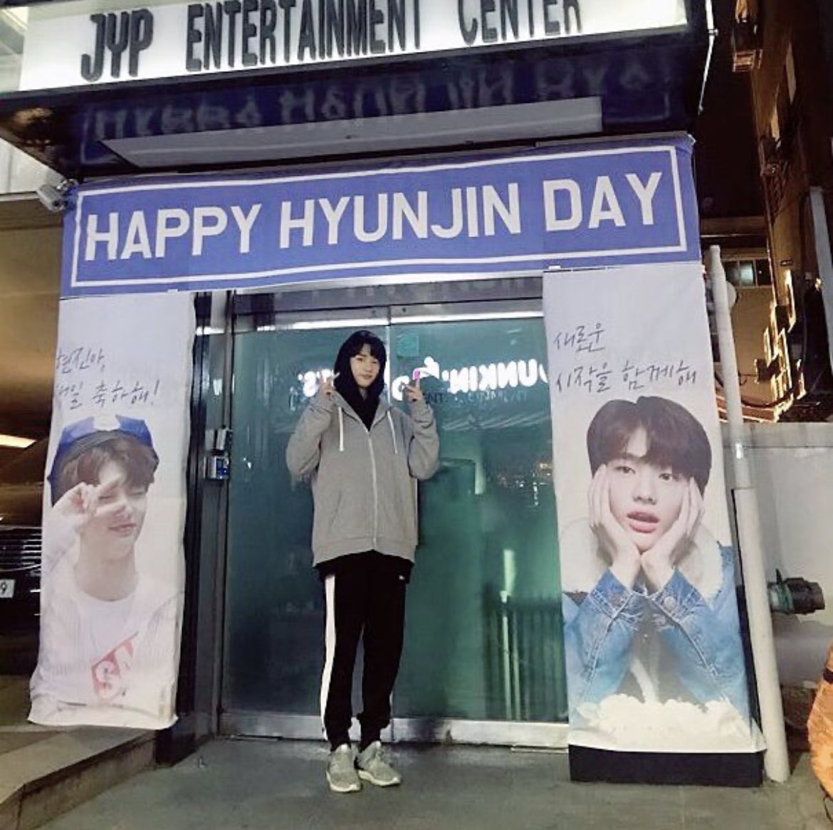 hyunjin’s selcas and photos throughout the years on IG. a veryyyyy long thread: