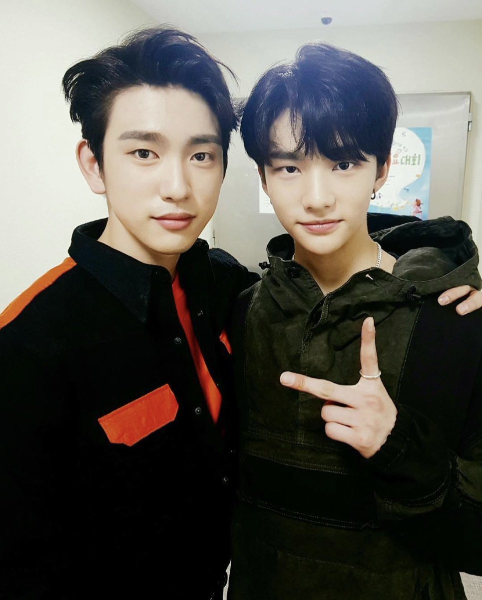 hyunjin’s selcas and photos throughout the years on IG. a veryyyyy long thread: