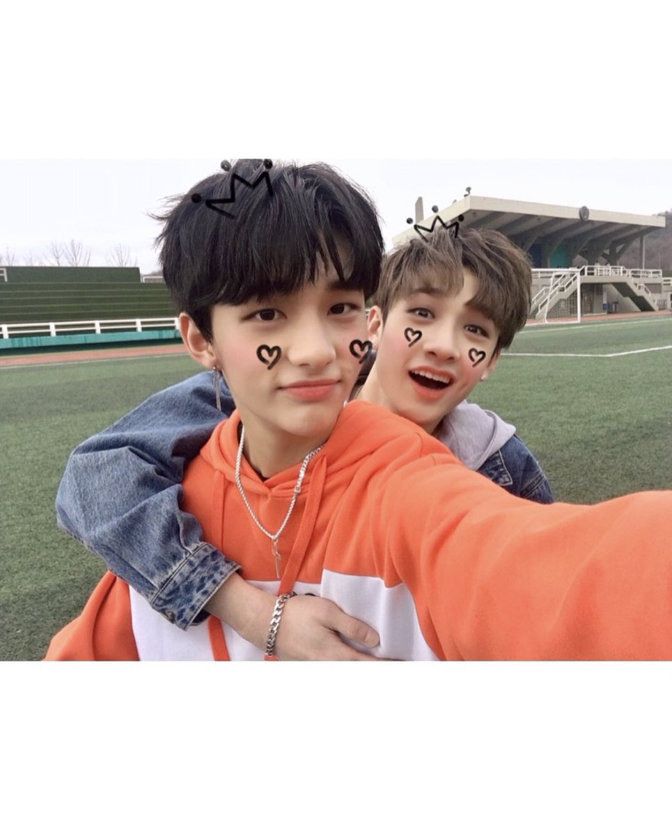 hyunjin’s selcas and photos throughout the years on IG. a veryyyyy long thread: