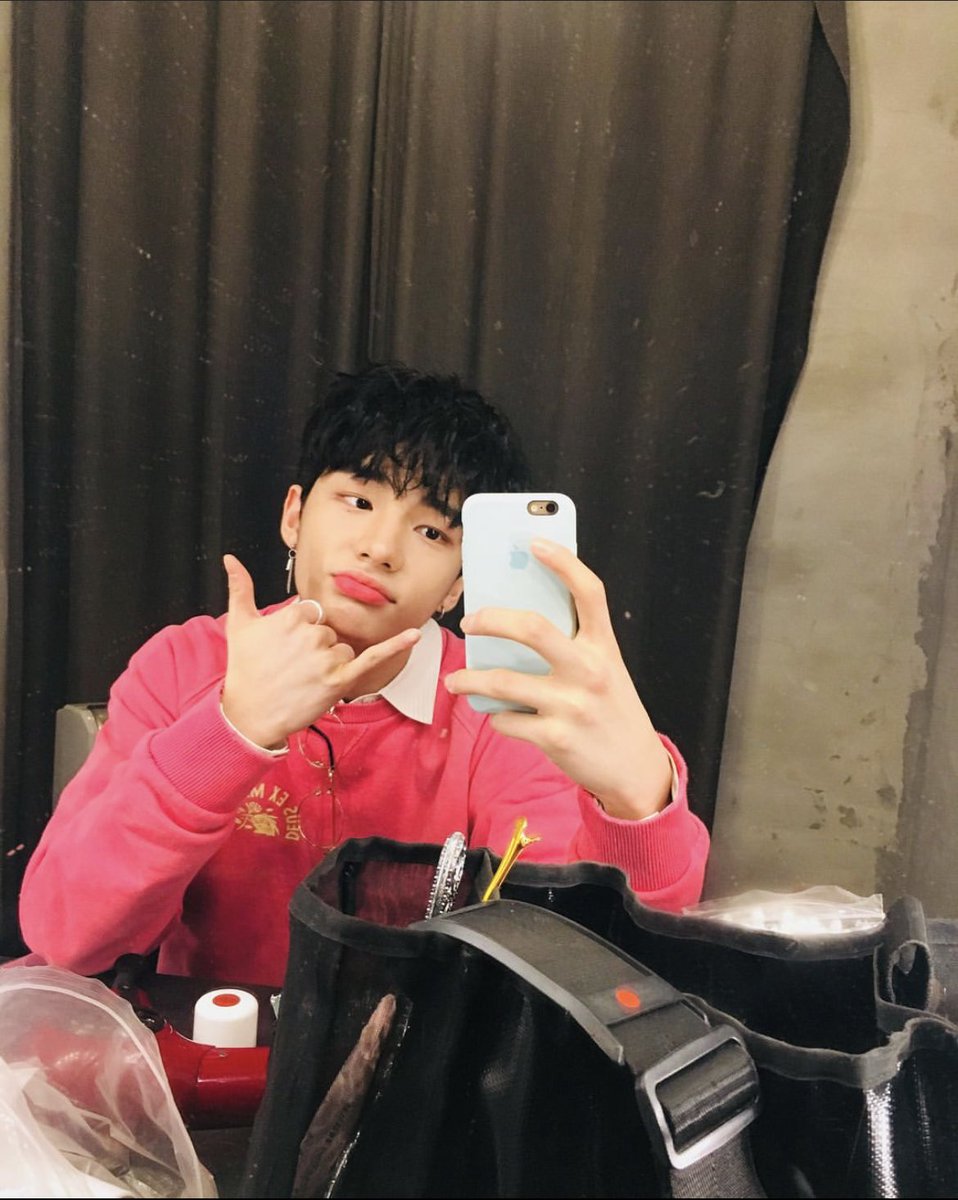 hyunjin’s selcas and photos throughout the years on IG. a veryyyyy long thread: