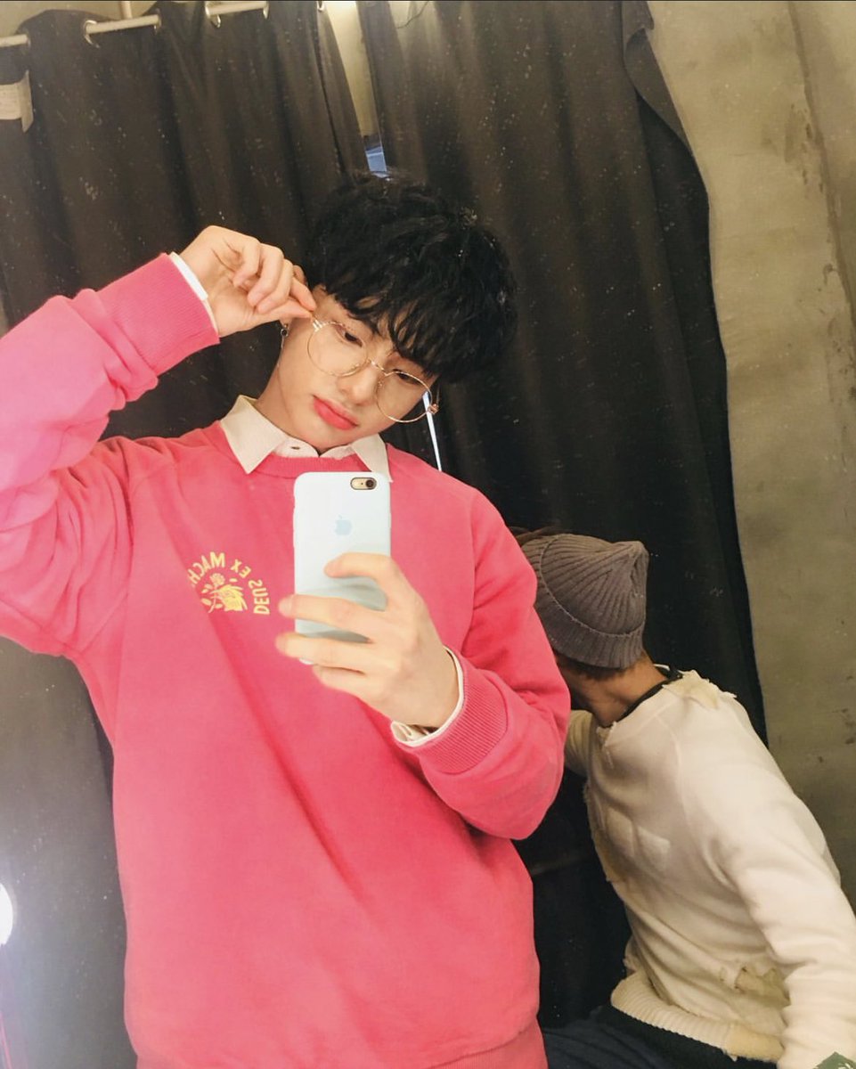 hyunjin’s selcas and photos throughout the years on IG. a veryyyyy long thread: