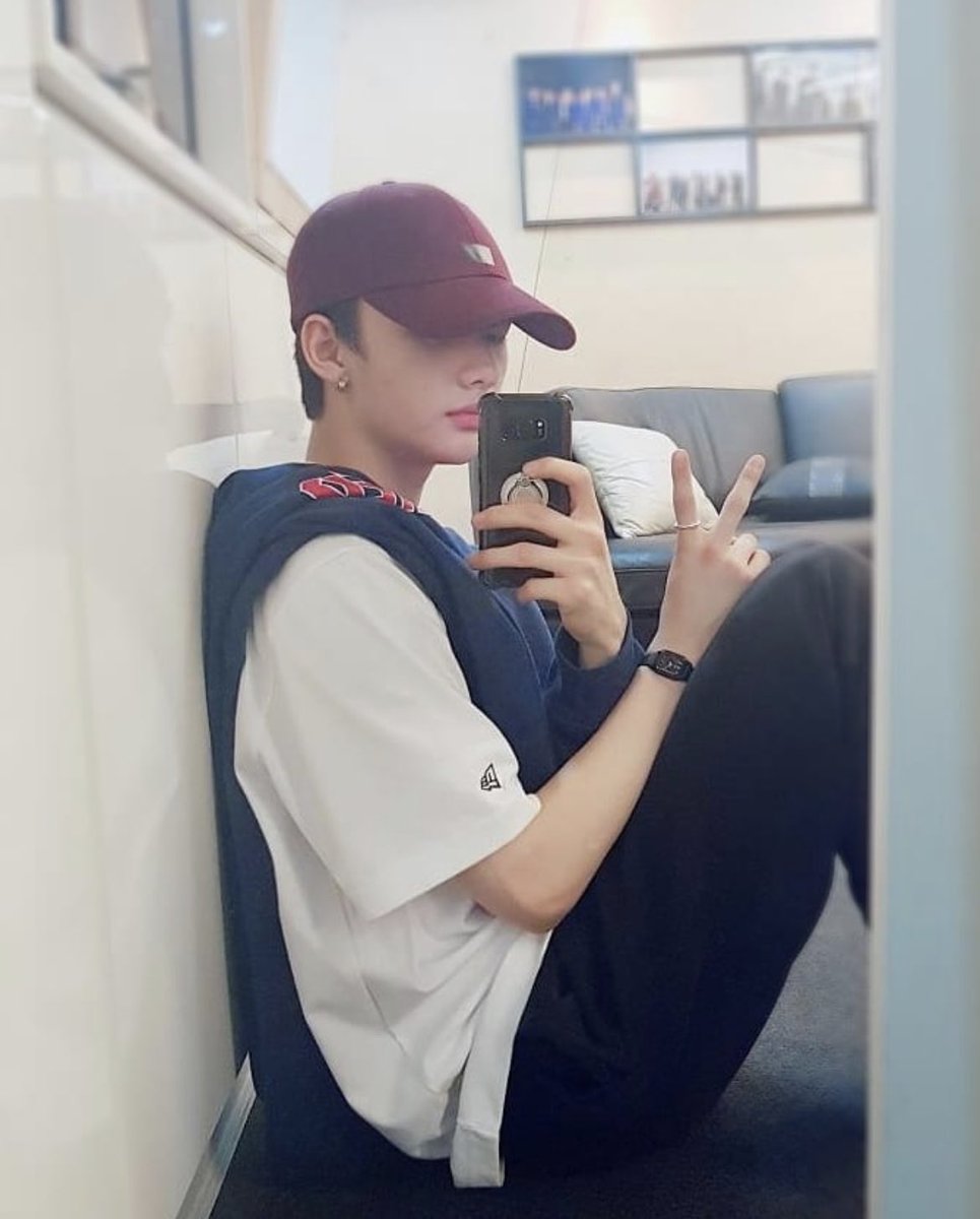hyunjin’s selcas and photos throughout the years on IG. a veryyyyy long thread: