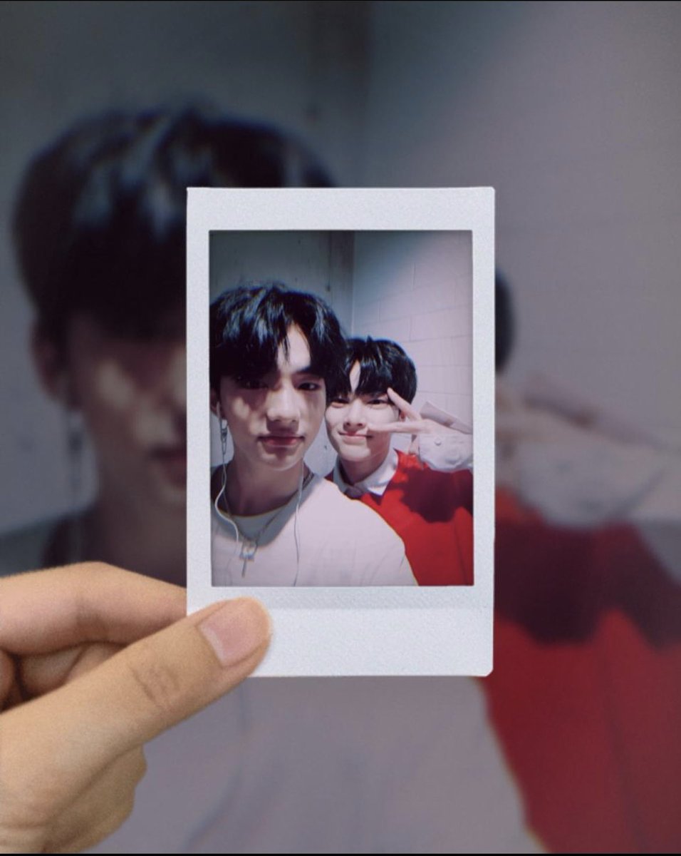 hyunjin’s selcas and photos throughout the years on IG. a veryyyyy long thread: