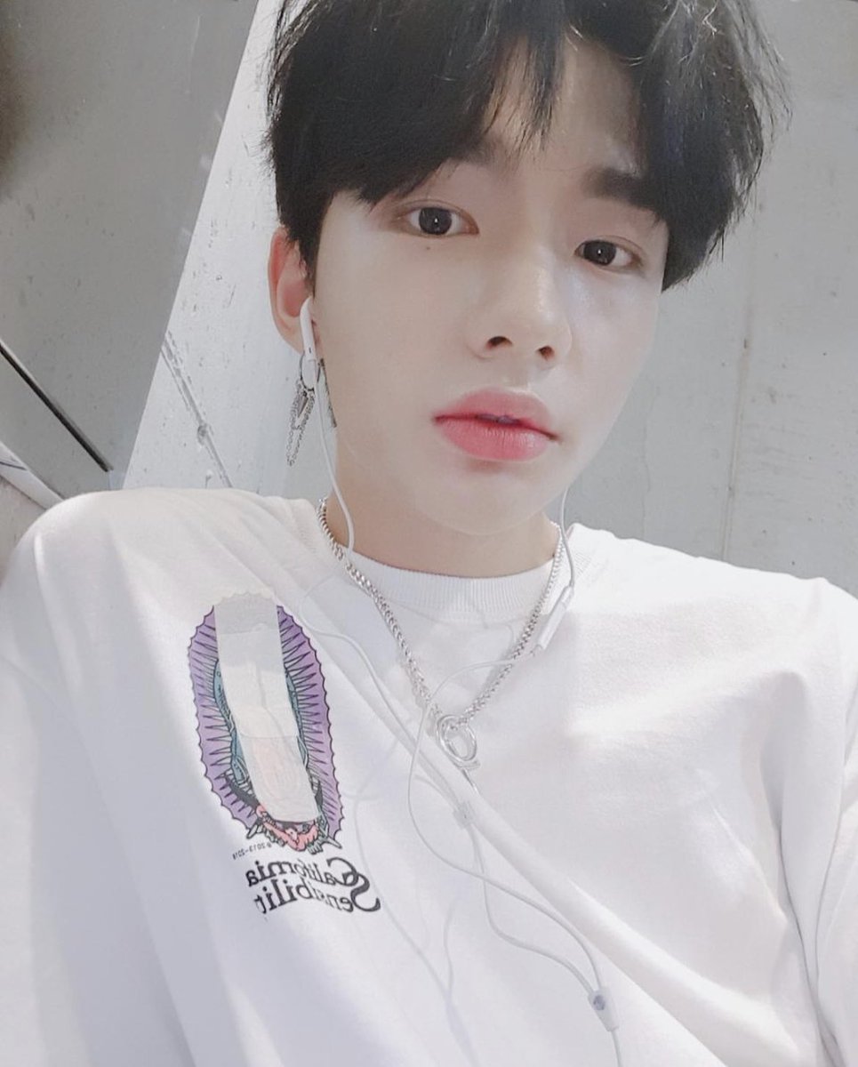 hyunjin’s selcas and photos throughout the years on IG. a veryyyyy long thread: