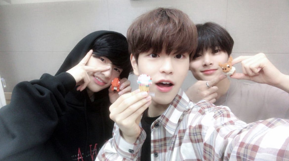 hyunjin’s selcas and photos throughout the years on IG. a veryyyyy long thread: