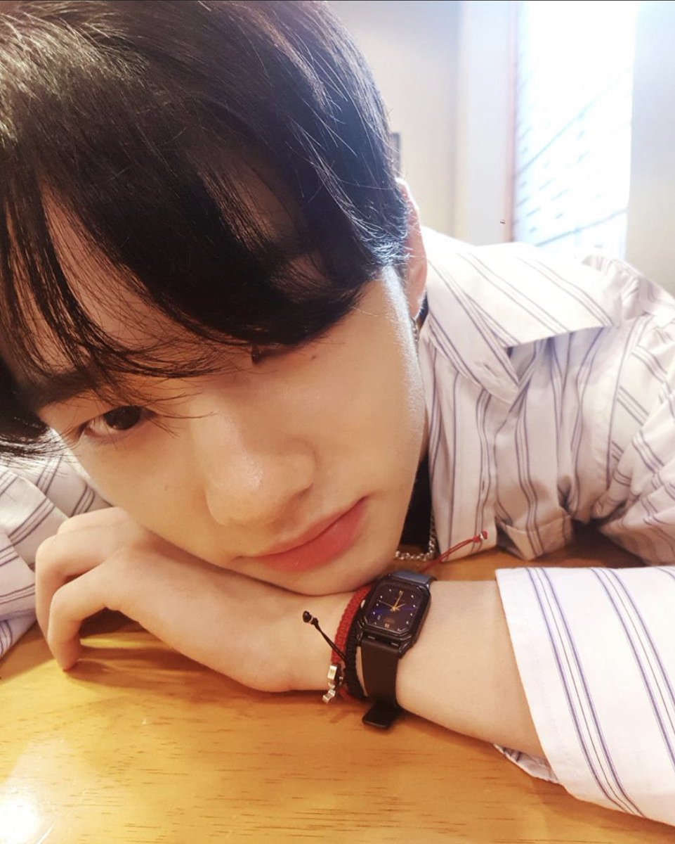 hyunjin’s selcas and photos throughout the years on IG. a veryyyyy long thread: