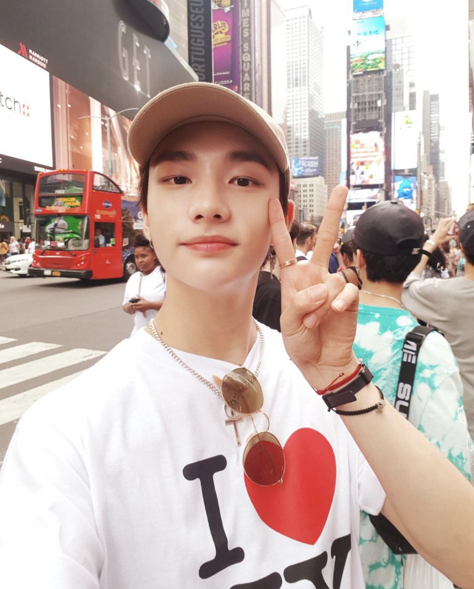 hyunjin’s selcas and photos throughout the years on IG. a veryyyyy long thread: