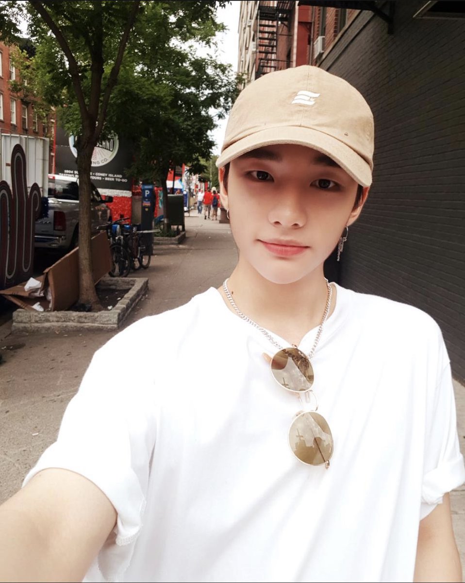 hyunjin’s selcas and photos throughout the years on IG. a veryyyyy long thread: