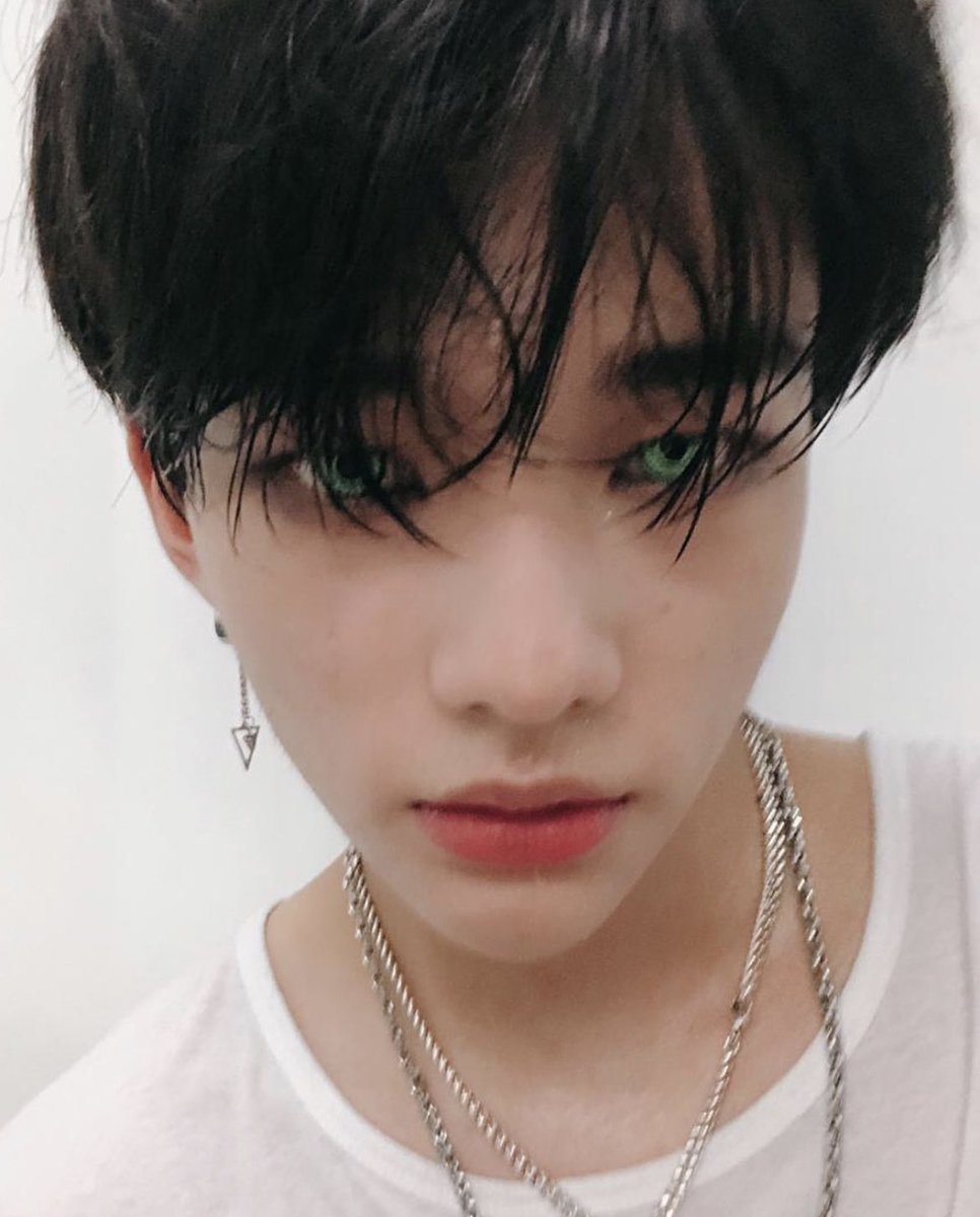 hyunjin’s selcas and photos throughout the years on IG. a veryyyyy long thread: