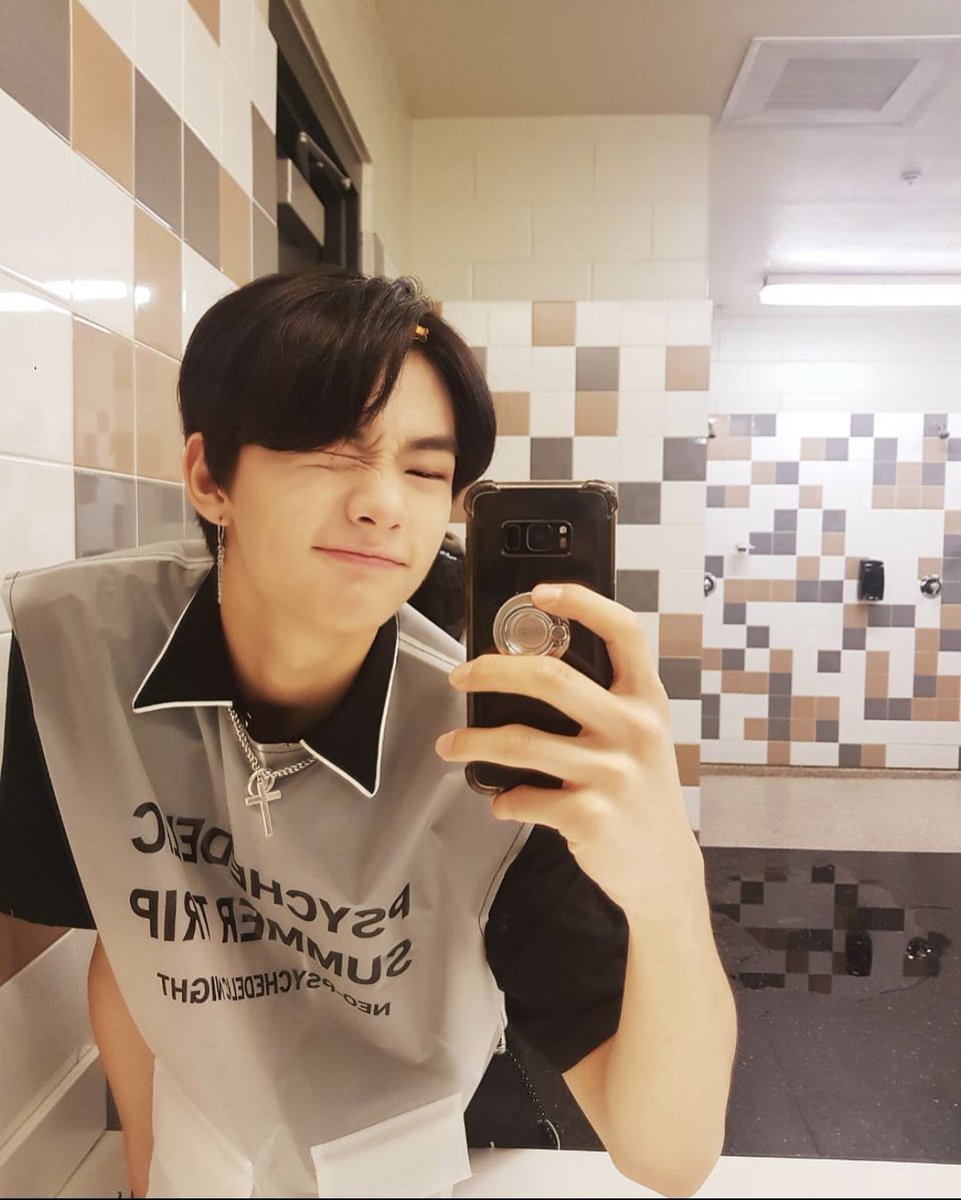 hyunjin’s selcas and photos throughout the years on IG. a veryyyyy long thread: