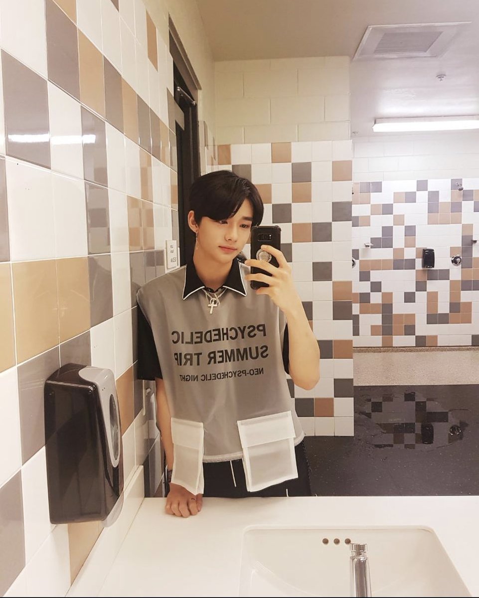 hyunjin’s selcas and photos throughout the years on IG. a veryyyyy long thread:
