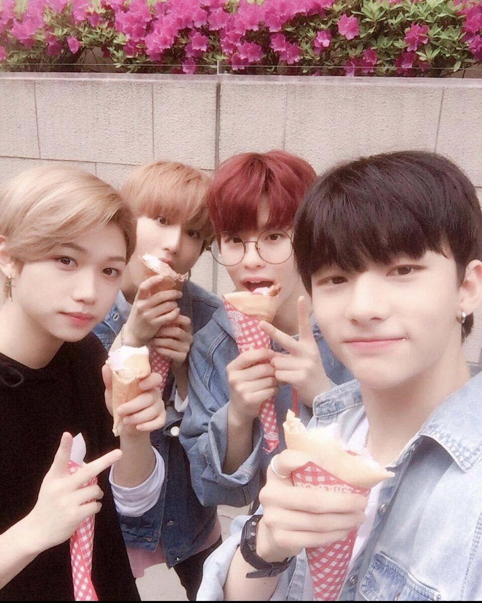 hyunjin’s selcas and photos throughout the years on IG. a veryyyyy long thread: